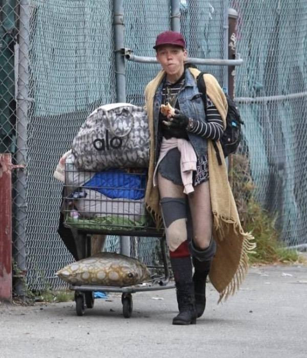 Ünlü model Loni Willison ön dişleri dökük yine çöp toplarken görüntülendi - Resim: 31